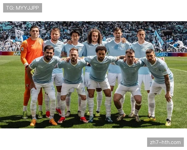 终场哨响，即将退役的拉齐奥队长因莫比列绕场向球迷致意